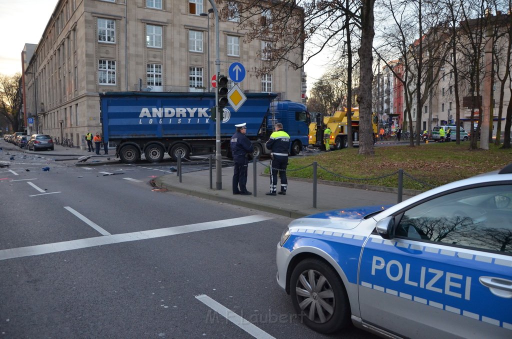 Schwerer VU LKW KVB Bus PKW Koeln Agrippinaufer Ubierring P212.JPG